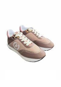 Sneakers con una combinazione di colori rosa e beige, tomaia in suede e sintetico, lacci bianchi, dettagli dorati e suola strutturata. Logo circolare sul lato.