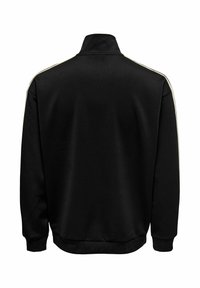 Schwarze Sportjacke mit Stehkragen, ausgestattet mit weißen Streifen an den Schultern sowie gerippten Bündchen und Saum. Glatte Stoffstruktur.