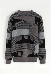 Pull en tricot dans des nuances de gris et de noir, présentant des motifs abstraits, des sections texturées, et des poignets et un ourlet côtelés.