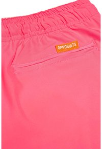 Rožiniai šortai su elastinga juosmena, turintys galinį kišenę su siuvinėtu oranžiniu žymėjimu "OPPOSUITS". Lygus medžiagos paviršius.