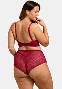 Soutien-gorge en dentelle bordeaux et shorts taille haute assortis ; présente une texture en dentelle à motifs et des bords festonnés pour le détail.