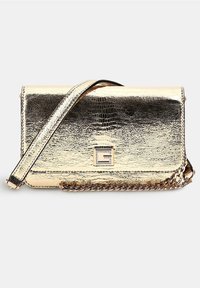 Guldfarvet metallic håndtaske med en tekstureret finish og en rem med kædeaccent. Har en rektangulær lukning med et logo-emblem.