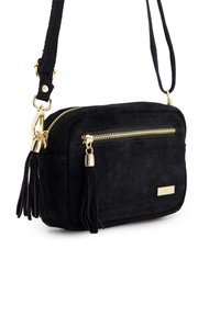 Sort ruskinds crossbody taske med guldhardware, lynlåslomme og frynseaccentuer. Firkantet form med justerbar rem. Glat tekstur.