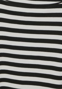 Tkanina w czarno-białe pasy z poziomymi paskami o równej szerokości, o gładkiej fakturze i okrągłym dekolcie.