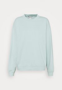 Jasnoniebieska bluza z miękkiego materiału, z okrągłym dekoltem, opadającymi ramionami oraz ściągaczami przy rękawach i u dołu.