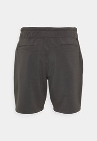 Mörkgrå shorts med en mjuk textur, elastisk midja och två bakfickor. Enkel design utan synliga mönster eller detaljer.