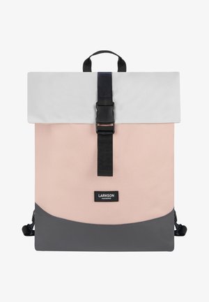 Rózsaszín és szürke hátizsák, hajtogatott fedéllel, fekete fémrészekkel, állítható pántokkal és egy kiemelkedő logóval az elején. Tartós anyagból készült.