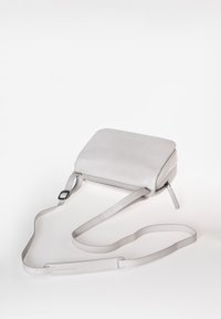 Borsa a tracolla in pelle grigia con forma rettangolare, chiusura con zip, strap slim regolabile e dettaglio del marchio in rilievo sulla tracolla.