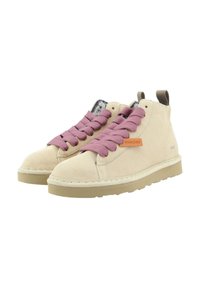 Scarpe high-top in suede beige con lacci imbottiti viola, suole marroni chiare e interno in pelliccia, dotate di un'etichetta per il tiraggio e un'etichetta "PANCHIC".