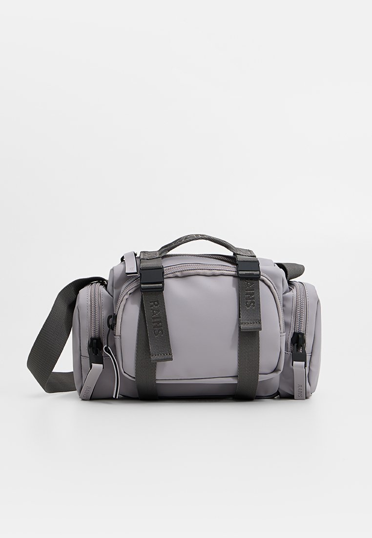 Grijze stoffen duffelbag met een verstelbare schouderriem, twee bovenhandvatten, een voorvak en een ritssluiting. Voorzien van donkergrijze accenten en robuuste stiksels.