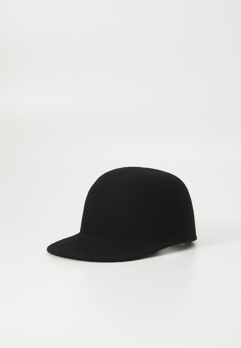 Gorra de fieltro negro con una corona redondeada y un ala corta y rígida. La superficie es suave con una textura sutil y sin herrajes ni adornos visibles.