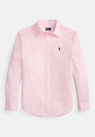 Šviesiai rožinė, ilgomis rankovėmis, sagomis užsegama marškinėliai su apykakle ir mažu tamsiai mėlynos spalvos logotipu išsiuvinėtu kairiajame krūtinės plote ant balto fono.