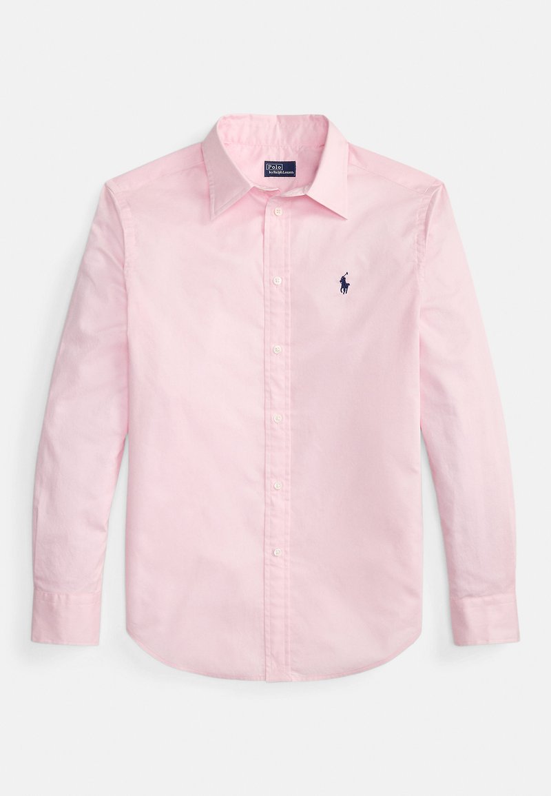 Camicia rosa chiaro a maniche lunghe con bottoni, colletto e piccolo logo blu scuro ricamato sul petto a sinistra su sfondo bianco.