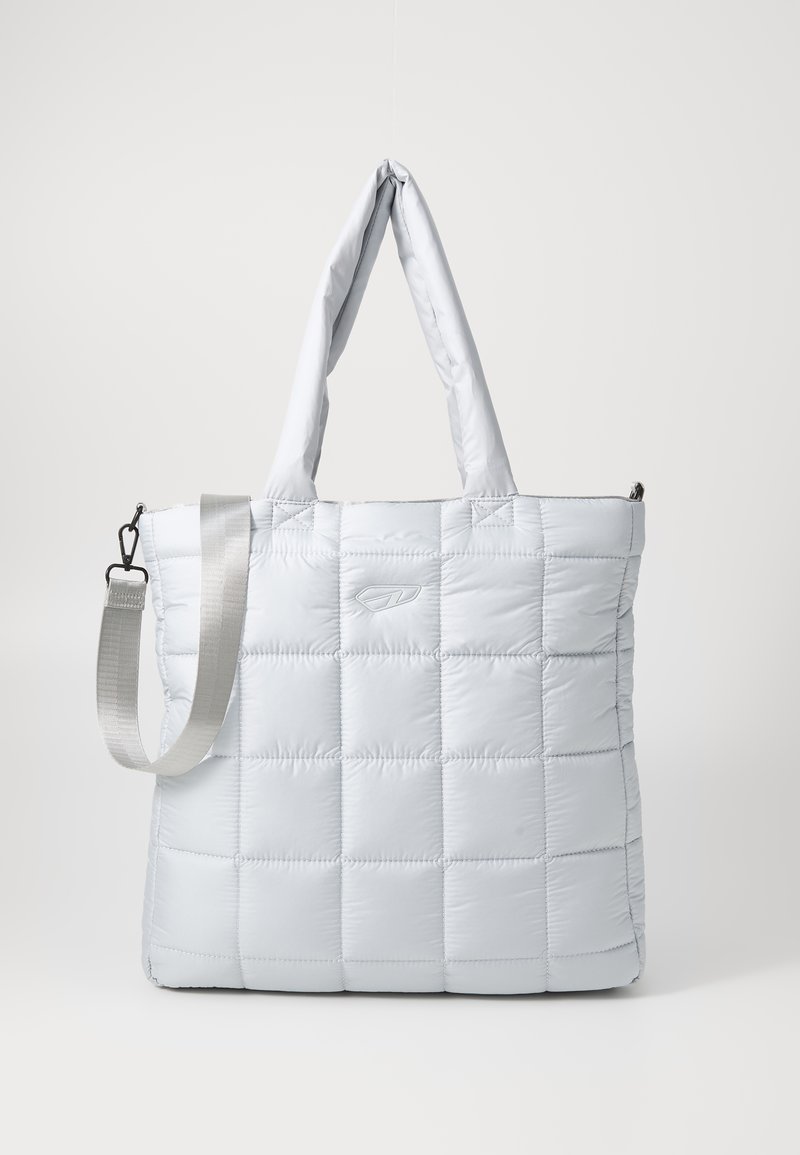 Geantă de umăr quilted de culoare gri deschis, cu două mânere pentru umăr și o curea detașabilă pentru umăr, având o textură netedă și căptușită, cu un detaliu subtil al logo-ului.
