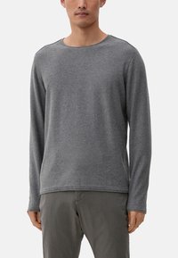 s.Oliver MIT ROLLSAUMBLENDE - Strickpullover - grau
