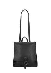 Černý kožený batoh s texturovaným povrchem, plochým víkem, nastavitelnými popruhy a předním klopou s kruhovým kovovým akcentem.