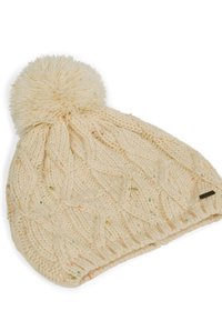 Stickad krämfärgad mössa med en texturerad kabelmönster, prydd med en fluffig pom-pom på toppen och en liten metalltagg på sidan.