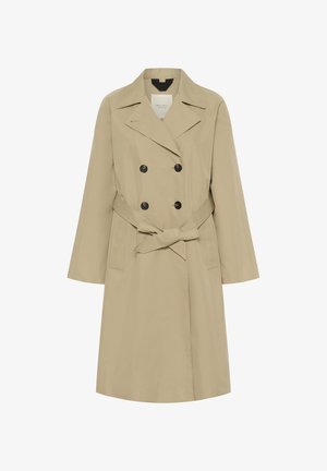 Trench-coat beige à double boutonnage avec des boutons noirs, de larges revers, des poches latérales et une ceinture en tissu nouée à la taille.