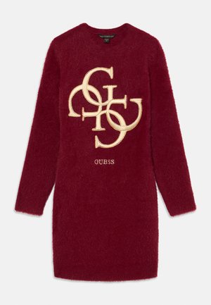 Robe en bourgogne à manches longues et pelucheuse avec de grands logos en or entrelacés en forme de "G" et le texte "GUESS" sur le devant, col rond, fabriquée en Chine.