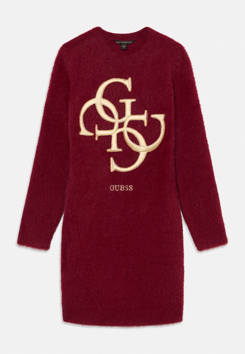 Langärmliges, flauschiges burgunderrotes Kleid mit großen, goldenen, ineinander verschlungenen "G"-Logos und dem Text "GUESS" auf der Vorderseite, Rundhalsausschnitt, hergestellt in China.