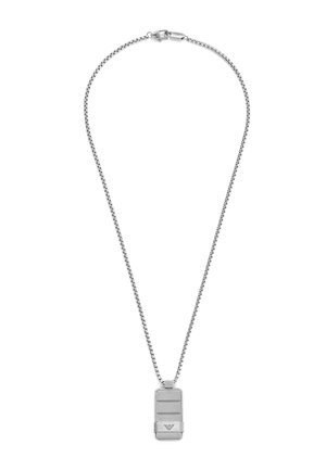 Collana con pendente in argento che presenta un pendente rettangolare con strisce testurizzate e un logo su una fine catena. La finitura è lucida e raffinata.