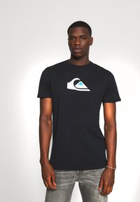 Black cotton t-shirt featuring a wave logo in white and blue on the chest. Short sleeves and a round neckline. Casual fit.