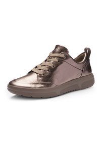 Metalen bronzen lage sneaker met beige veters, een gewatteerde zool en een trekriempje aan de hiel, schuin geplaatst om de buitenkant en voorkant te tonen.