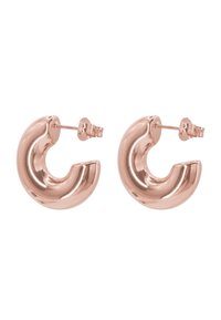 Boucles d'oreilles en or rose, design courbé, texture métallique lisse, avec une fermeture à clou. Réfléchit bien la lumière.