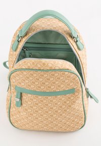 Plecak w odcieniu beżowym z wzorzystą powierzchnią i miętowymi akcentami. Przednia kieszeń na zamek błyskawiczny, lekki materiał i dwa uchwyty do noszenia.