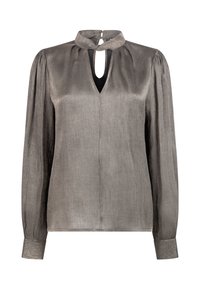 Blouse grise à manches longues avec un col haut, une découpe en forme de trou de serrure, des épaules plissées et un tissu texturé. Fermeture par bouton au dos.