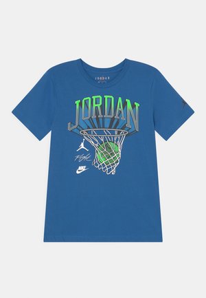 Camiseta azul de manga corta con texto "JORDAN", gráfico de aro de baloncesto, balón de baloncesto verde y logos de Nike y Jumpman en la parte delantera.