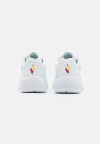 Białe sportowe sneakersy o eleganckim designie, teksturowanej powierzchni i kolorowych akcentach, w tym różowym, żółtym i niebieskim na bokach.