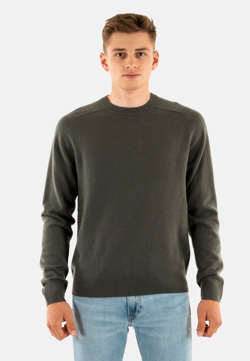 Maglione verde scuro realizzato in materiale morbido, con scollatura a girocollo, maniche lunghe, polsini e orlo a costine, e con una texture liscia.