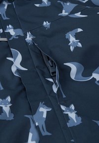 Marineblauer Stoff mit einem sich wiederholenden Muster von hellblauen Fuchsillustrationen, mit einem Reißverschluss an einer Seite und glatter Textur.