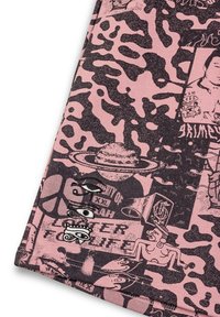 Tela rosa con estampado de leopardo negro y varios diseños gráficos, incluyendo planetas y figuras abstractas. Incluye detalles de costura.