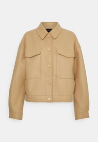 Karmelowy, krótki żakiet z kołnierzykiem, dwoma przednimi kieszeniami i zapięciem na zatrzaski. Materiał wydaje się gładki o nieco strukturalnym designie.