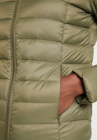 Zalando Essentials Dunjacka - olive