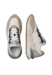 Sneakers bianchi e beige con suede testurizzato e pelle liscia, caratterizzati da dettagli blu e lacci blu scuro, suola in gomma e collare imbottito.