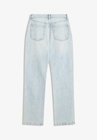 Svijetloplave traperice ravnog kroja, s pet džepova i vidljivim šavovima. Tkanina ima blago istrošen izgled.