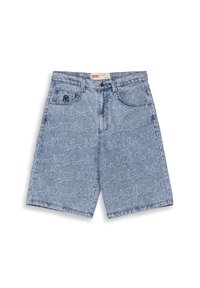 Pantalones cortos de mezclilla en azul claro con un patrón de olas blancas repetido. Presentan bolsillos frontales, cierre de botón y bordado de logo.