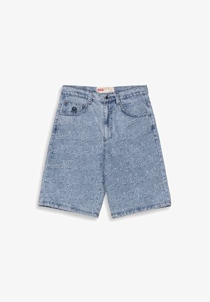 Pantalones cortos de mezclilla en azul claro con un patrón de olas blancas repetido. Presentan bolsillos frontales, cierre de botón y bordado de logo.