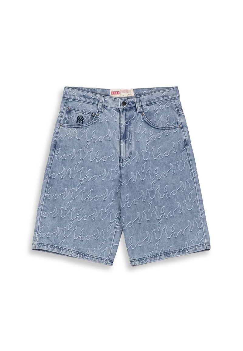 Pantalones cortos de mezclilla en azul claro con un patrón de olas blancas repetido. Presentan bolsillos frontales, cierre de botón y bordado de logo.