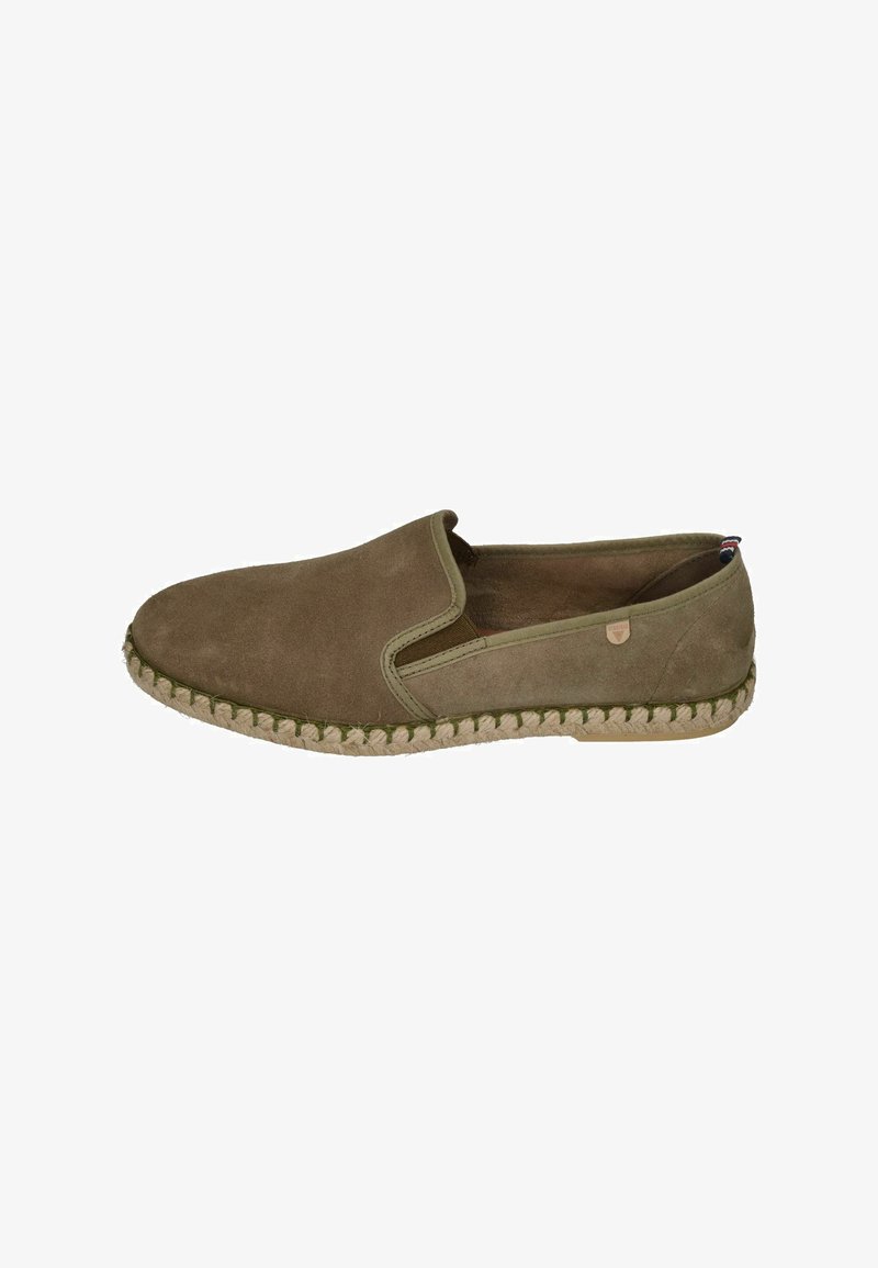 Olivgrüne Wildleder Schlupfschuhe mit flexiblem Design, ausgestattet mit einer aus Jute geflochtenen Sohle und elastischen Seitenpaneelen für einfaches An- und Ausziehen.