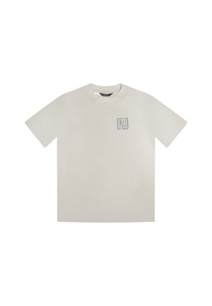 Hellbeiges T-Shirt mit kurzen Ärmeln und Rundhalsausschnitt, mit kleinem "PJ"-Schriftzug auf der linken Brust.