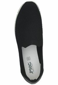 Černá slip-on obuv vyrobená z texturovaného pleteného materiálu. Má kulatou špičku, elastický design a bílou podrážku. Uvnitř je štítek "Vera Pelle".
