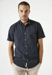 Chemise à manches courtes avec boutons en bleu marine, ornée d'un motif doré en ondulation, dotée d'un col standard et de boutons blancs. Tissu texturé, coupe décontractée.