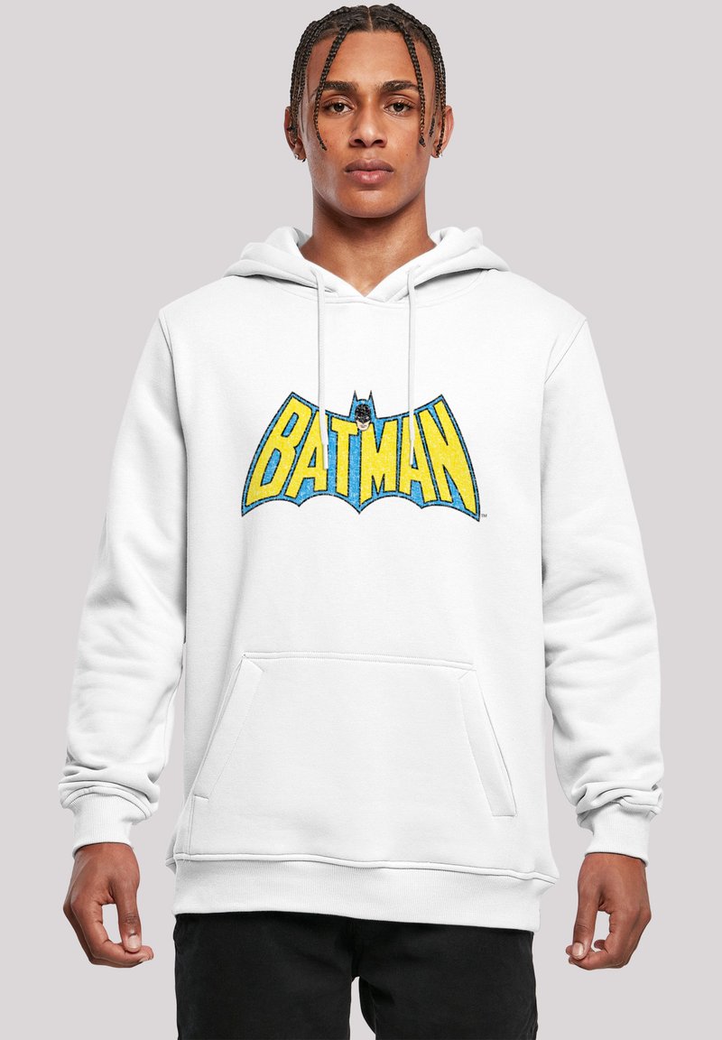 Hvit hettegenser med en stor gul "BATMAN" logo med blå detaljer. Har en frontlomme og ribbestrikkede mansjetter og hem. Lett stoff.