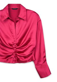 Blusa di raso fucsia con colletto a taglio, chiusura frontale con bottoni e dettagli arricciati in vita, che mette in mostra maniche lunghe con polsini.