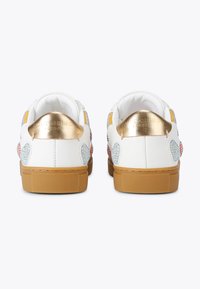 Sneaker bianchi con accenti dorati, suole in gomma testurizzata e borchie decorative colorate. Presentano collari imbottiti e branding in rilievo sui talloni.
