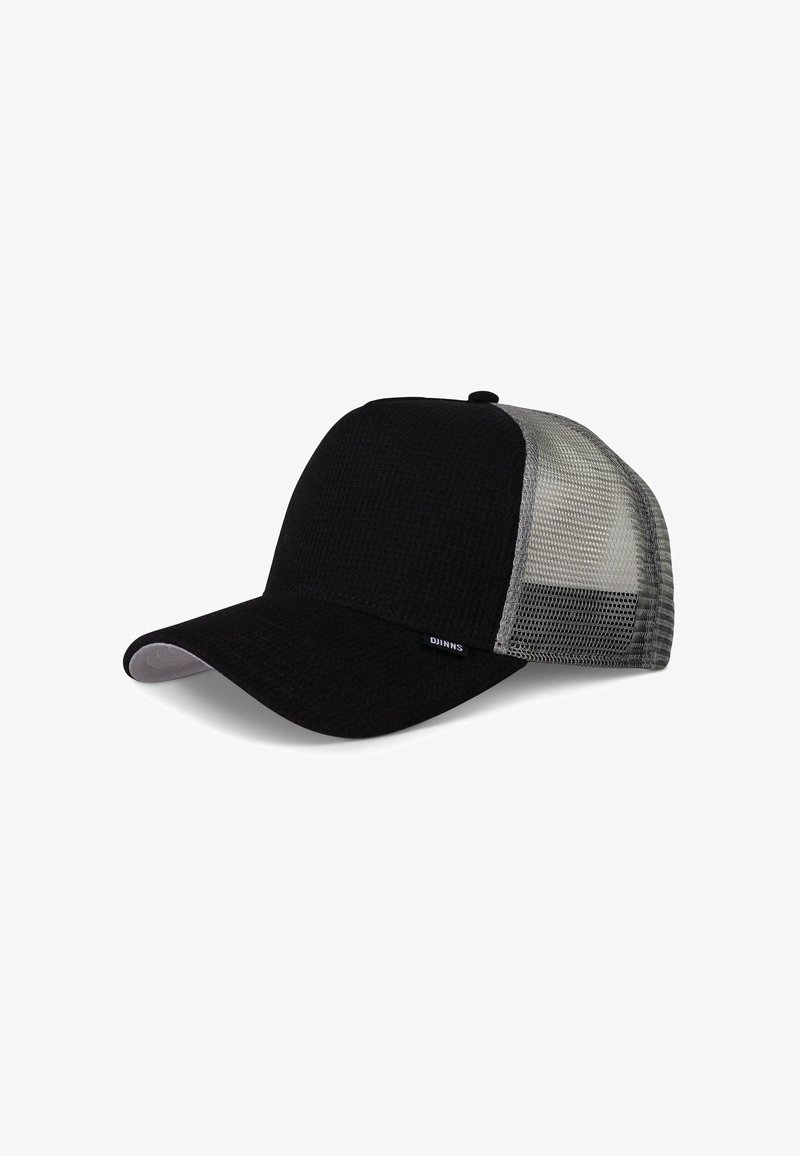 Fekete sapka texturált elülső résszel és szürke hálós oldalakkal. Ívelt napszemüvegű és egy kis logótartó van az oldalán.